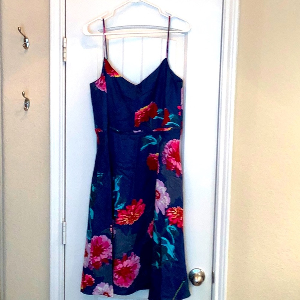 Beautiful Banana Republic dress with pockets!
